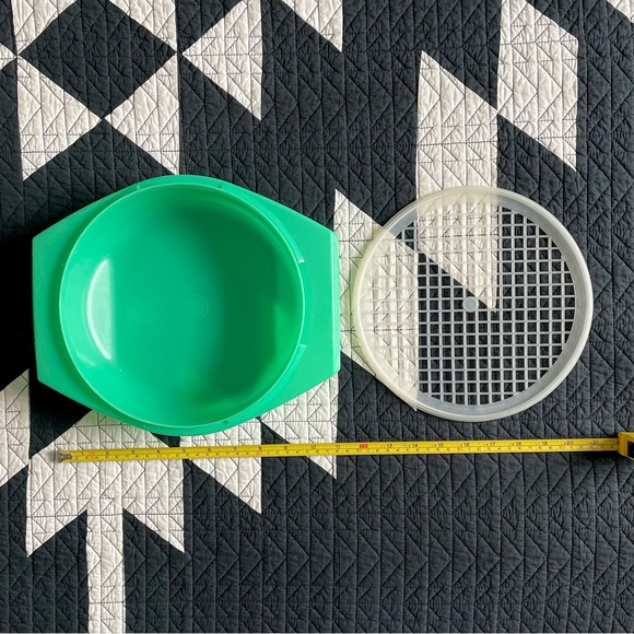 VINTAGE Tupperware container and drainer lid - Picture 3 of 4